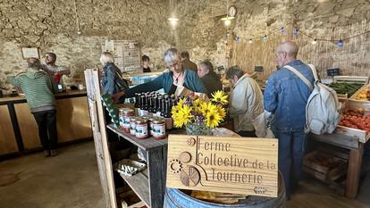 Clients dans la boutique de la ferme collective de la Tournerie.