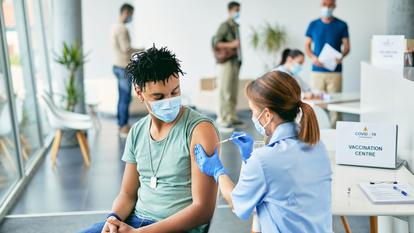 Un jeune homme recevant un vaccin contre le Covid-19. Photo d’illustration.