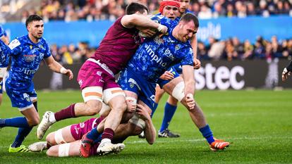 Le deuxième-ligne auvergnat Thomas Ceyte pris par la défense de Sale.