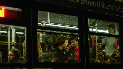 مشهد من موقع إطلاق النار في براون يظهر تواجد الشرطة.