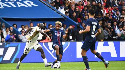 Malang Sarr (Lens) et Ibrahim Mbaye (Paris SG) et au coude à coude.