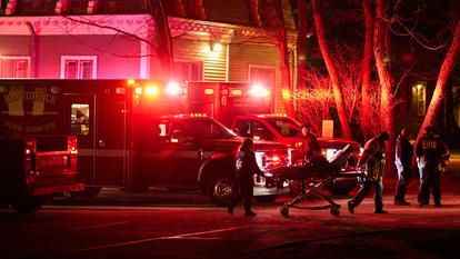 فريق التحقيق الجنائي يجمع الأدلة في موقع إطلاق النار.