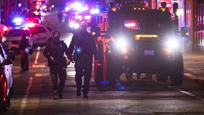 سيارات الشرطة وسيارات الإسعاف في موقع حادث إطلاق النار في براون.