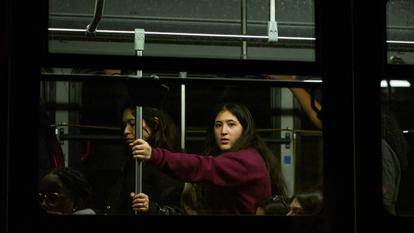 ضباط الشرطة يؤمنون محيط موقع الجريمة بعد حادث إطلاق النار.