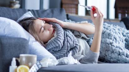 تظهر حالات متلازمة الإنفلونزا بحمى مفاجئة تتجاوز 39 درجة مئوية، مصحوبة بآلام عضلية وعلامات تنفسية مختلفة.