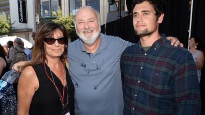 Nick Reiner, à droite, aux côtés de son père Rob et de sa mère Michelle Singer, en 2013.