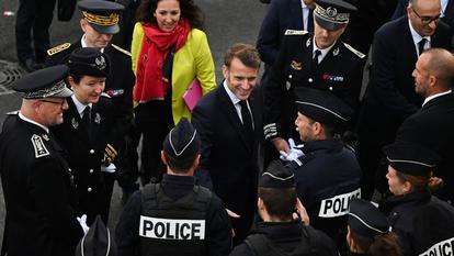 Emmanuel Macron à la rencontre de policiers dans les 13e et 14e arrondissements de Marseille, le 16 décembre 2025.