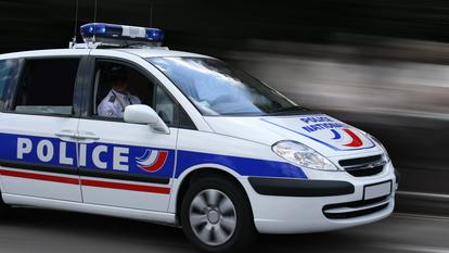 Dans les faits, la décision de poursuivre ne repose jamais sur le seul chef de bord. Chaque course-poursuite doit être annoncée et encadrée par la hiérarchie.