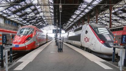 Train Trenitalia à coté d'un TGV inOui gare de Lyon.