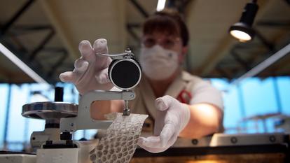 Une employée de Louis Vuitton, sur le site de l’Oratoire à Vendôme (Loir-et-Cher).