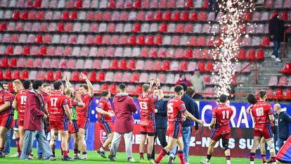 Les joueurs de Béziers fêtent leur précieuse victoire.
