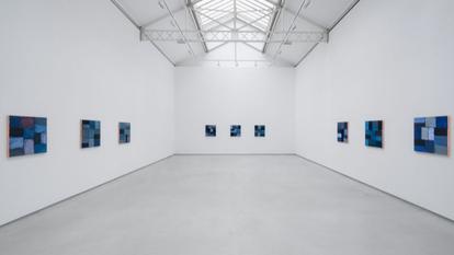 Les neuf peintures Wall of Light de la série Blue de Sean Scully, à la Galerie Thaddaeus Ropac, dans le Marais, à Paris.
