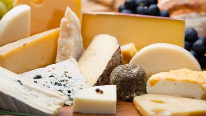 Consommer des fromages riches en lipides, comme le brie, le cheddar ou le gouda, serait associé à une réduction du risque de démence.