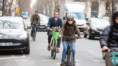 Dans les grandes villes, ici Paris, la cohabitation entre vélos et voitures est parfois difficile.