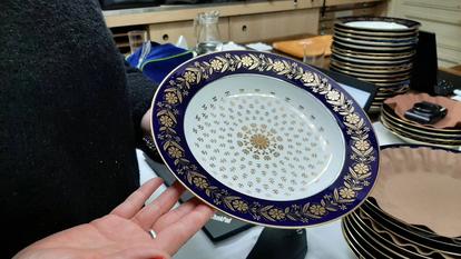 Un recollement des pièces de la Manufacture de Sèvres, dont le service Capraire avec son décor en or, a été effectué en 2022.