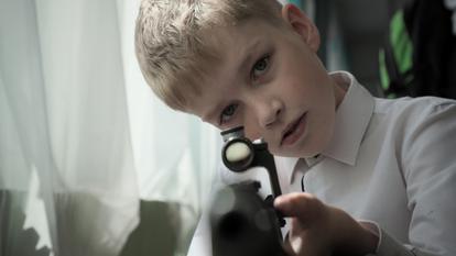 Un écolier avec un fusil dans Mr. Nobody Against Poutine, de Pavel Talankin et David Borenstein.