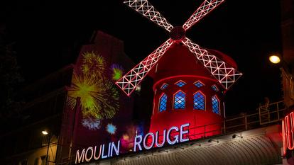Les projets d’extension du Moulin Rouge, propriétaire des immeubles avoisinants, promettaient à la destruction les appartements de Jacques Prévert et Boris Vian.