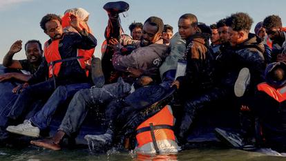 Un groupe de migrants embarque à bord d’un canot pneumatique avant de quitter les côtes du nord de la France pour tenter de traverser la Manche et rejoindre la Grande-Bretagne. La photo a été prise sur la plage de Petit-Fort-Philippe à Gravelines, près de Calais, le 25 août 2025.