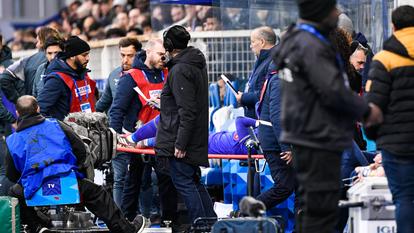 Takumi Minamino sorti sur civière lors de la rencontre Monaco-Auxerre.