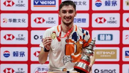 Christo Popov pose avec le trophée des BWF World Tour Finals.