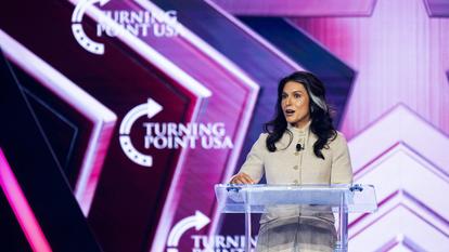 La directrice du renseignement national Tulsi Gabbard prend la parole lors du sommet de Turning Point USA après l’assassinat de Charlie Kirk, à Phoenix, le 20 décembre 2025.