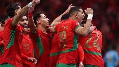 Brahim Diaz et l’équipe du Maroc célèbrent l’ouverture du score du pays organisateur face aux Comores à Rabat.