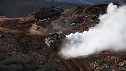 Des véhicules militaires israéliens manœuvrent le long de la frontière Israël-Liban, vus du nord d’Israël, le 24 novembre 2025.