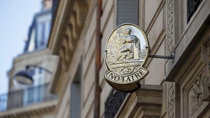 Plaque devant l’entrée d’une étude de notaire.