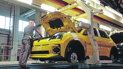 Un ouvrier sur une chaîne de montage de véhicules électriques du groupe Renault, à Douai (Nord).