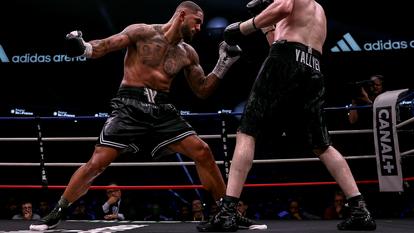 Tony Yoka, vainqueur expéditif de son combat face à Patrick Korte à Lagos.