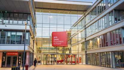 De grandes écoles, comme EM Lyon, ont introduit des enseignements d’écologie décroissante au détriment des matières fondamentales.