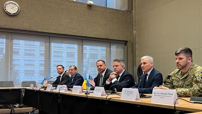 Le chef du bureau du président ukrainien Andriy Yermak avec d’autres membres de la délégation ukrainienne avant des discussions avec une délégation américaine sur la fin de la guerre en Ukraine, à Genève en Suisse, le 23 novembre 2025.