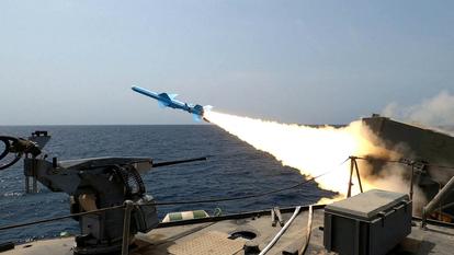 Un missile iranien est lancé lors d’un exercice militaire dans un lieu tenu secret en Iran, le 20 août 2025.