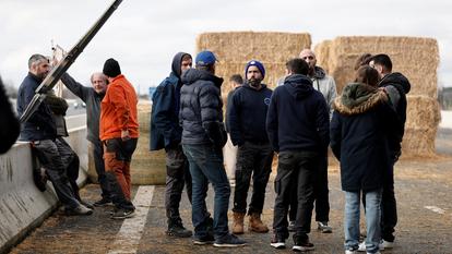 Des agriculteurs français bloquent l’autoroute A61 avec des tracteurs et des balles de paille près de Villefranche-de-Lauragais, dans le département de la Haute-Garonne, France, le 17 décembre 2025.