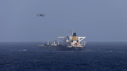 Un hélicoptère militaire américain survole le Centuries, un pétrolier battant pavillon panaméen, dans la mer des Caraïbes, le 20 décembre 2025. (Photo d’illustration)