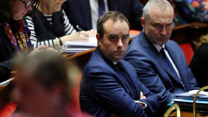 Sébastien Lecornu et le ministre des Relations avec le Parlement Laurent Panifous assistent à la séance de questions au gouvernement à l’Assemblée nationale à Paris, France, le 16 décembre 2025.