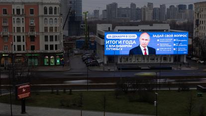 Un écran numérique monté sur la façade d’un bâtiment promeut la conférence de presse télévisée et par téléphone du président russe Vladimir Poutine à Moscou, Russie, le 18 décembre 2025.