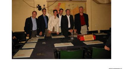 Image d’archive de l’ancien président américain Bill Clinton et Ghislaine Maxwell apparaissant sur cette image prise dans la propriété du défunt financier et délinquant sexuel condamné Jeffrey Epstein.