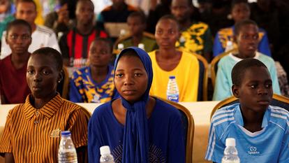 Cet enlèvement s’est produit le jour de la libération de 130 élèves, derniers d’un groupe de 250 enfants enlevés il y a un mois dans une école catholique St. Mary’s, à Minna, dans le nord du Nigéria.