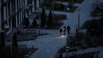 Des habitants utilisent une lampe torche pour marcher pendant une panne de courant, à Kyiv, en Ukraine, le 8 décembre 2025. (Archive).
