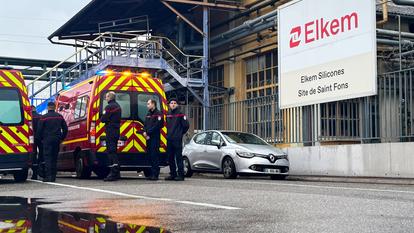 Une centaine de pompiers a été mobilisée pour venir en aide aux quatre employés dont trois ont été grièvement brûlés et maîtriser l’incendie dans ce secteur très sensible.
