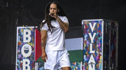 Lors du festival de Glastonbury en Angleterre, le duo Bob Vylan avait demandé au public de reprendre le slogan « Mort aux IDF ! », les forces de défense israéliennes.