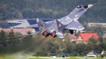 Un avion de chasse de l’armée de l’air polonaise décolle à pleine puissance pour une mission.