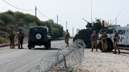 Des Casques bleus des Nations Unies (FINUL) et des soldats de l’armée libanaise montent la garde à un point de contrôle à Naqoura, près de la frontière libano-israélienne, dans le sud du Liban, le 27 octobre 2022.