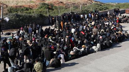 des migrants en Crète.