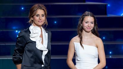 Faustine Bollaert et la candidate Mina dans «Prodiges» sur France 2.