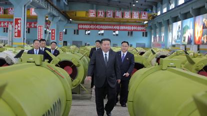 Le dirigeant nord-coréen Kim Jong-un visite d’importantes usines d’armement au dernier trimestre 2025. Photo diffusée par l’agence de presse officielle nord-coréenne KCNA le 26 décembre 2025.