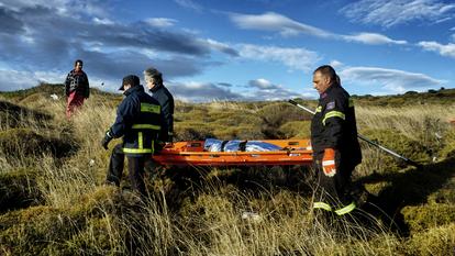 Des pompiers transportant un corps en Grèce (photo d’illustration).