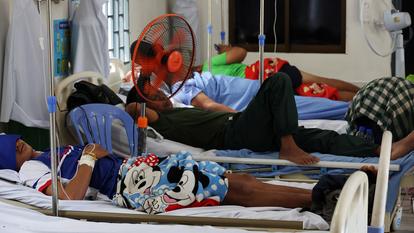 Des soldats cambodgiens blessés sur le front sont hospitalisés à l’hôpital, au milieu des affrontements entre la Thaïlande et le Cambodge, dans le district de Sisophon, province de Banteay Meanchey, Cambodge, 14 décembre 2025.