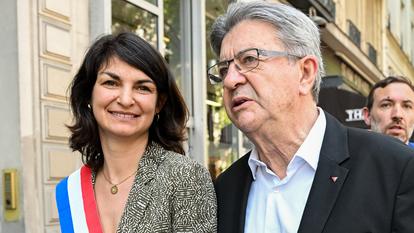 Le fondateur de La France insoumise, Jean-Luc Mélenchon (à droite), aux côtés de la députée Insoumise Aurélie Trouvé (à gauche), en charge des questions économiques au sein du mouvement.